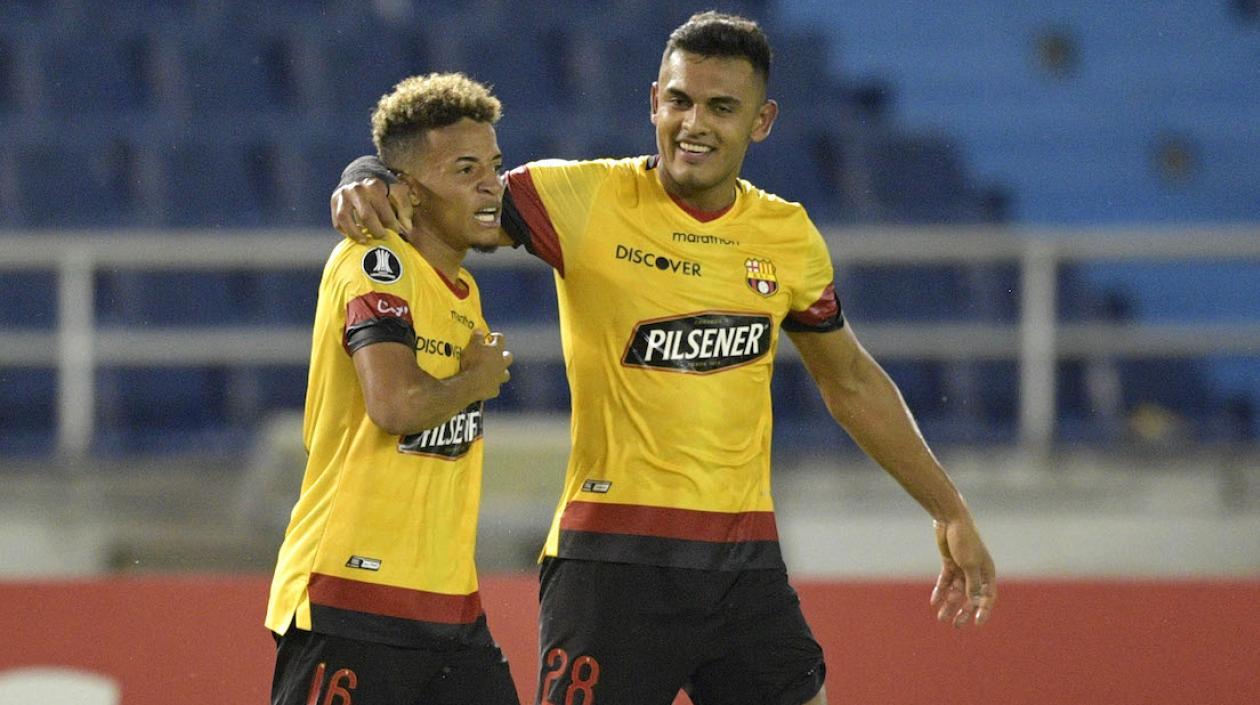 Jugadores de Barcelona celebrando el primer gol de Byron Castillo.