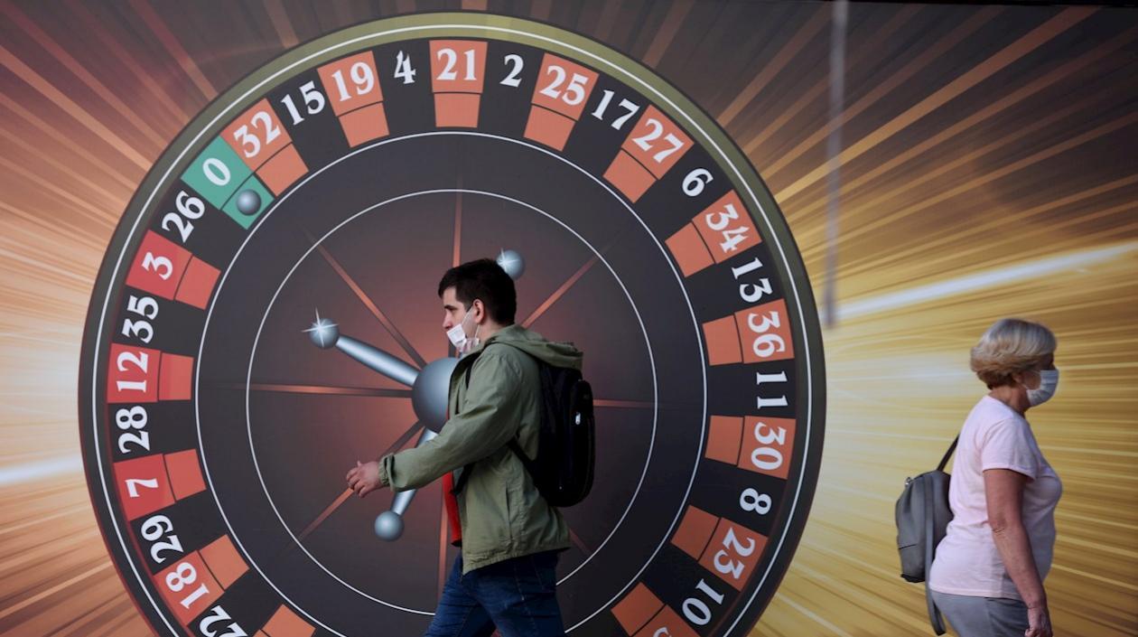 La vida con el Covid-19 es como la ruleta de esta foto.