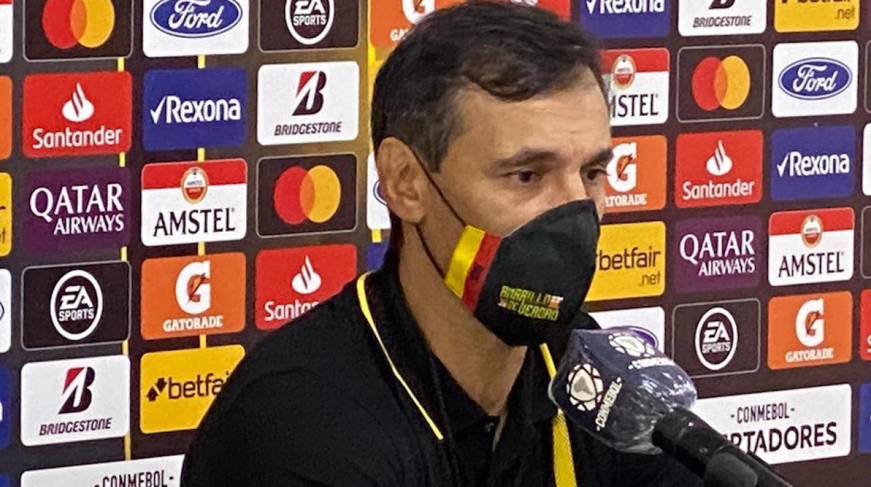 Fabián Bustos, DT de Barcelona de Ecuador.