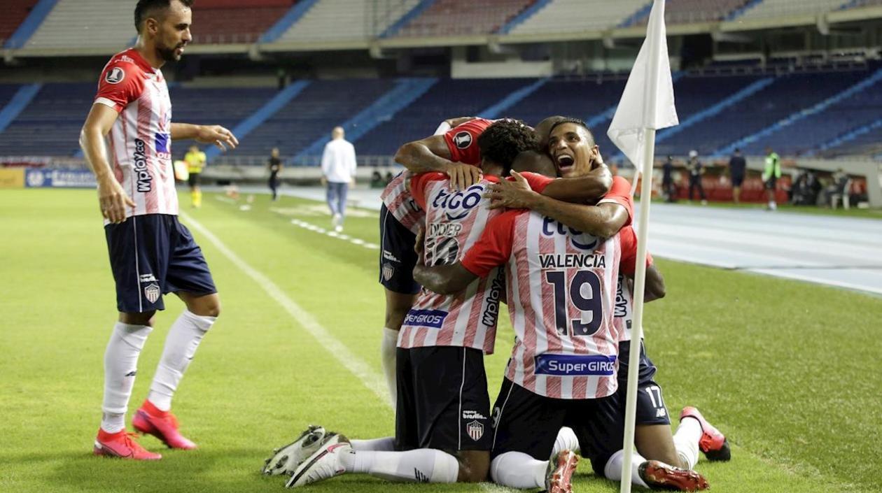 Jugadores de Junior celebran un gol. 