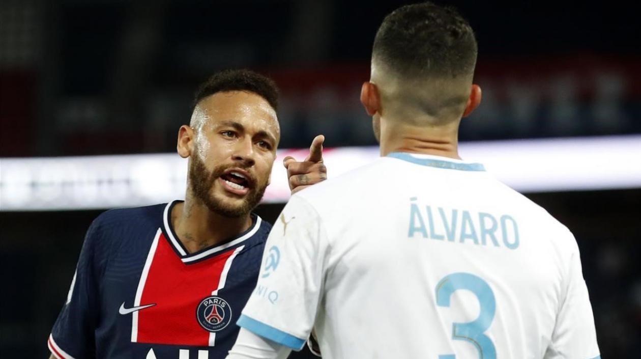 Momento de la pelea entre Neymar y González. 