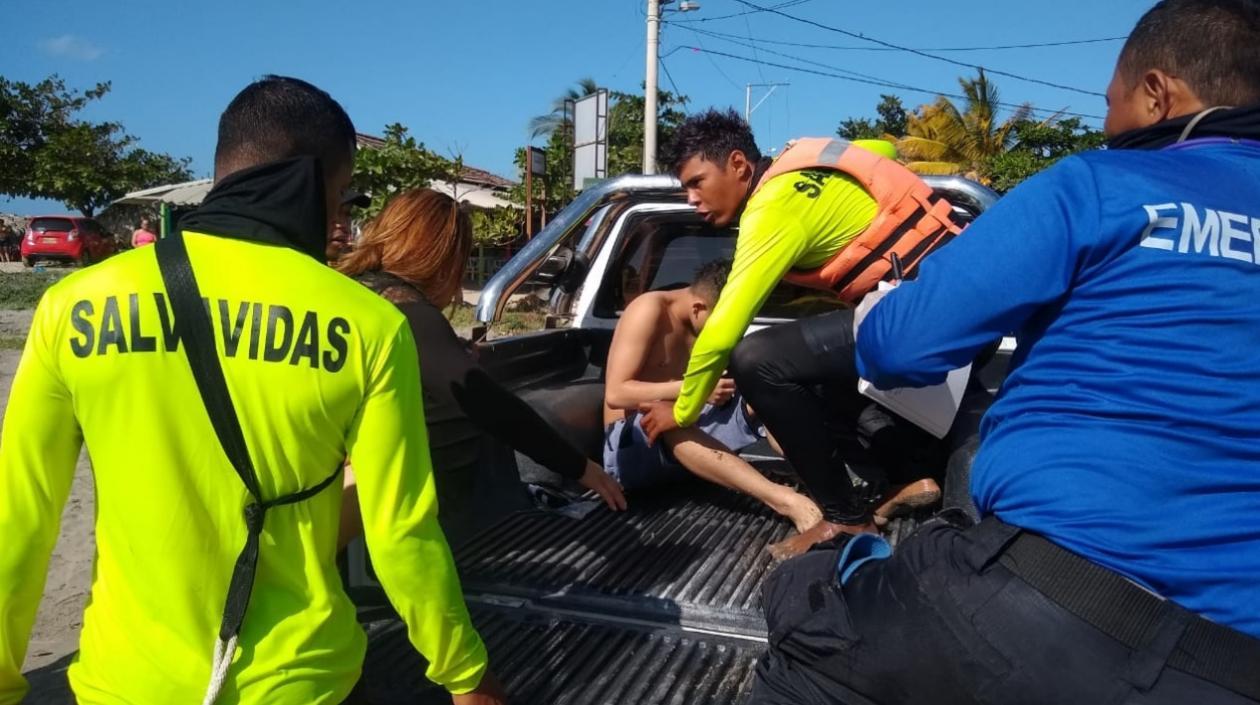 Uno de los jóvenes rescatados por los salvavidas. 