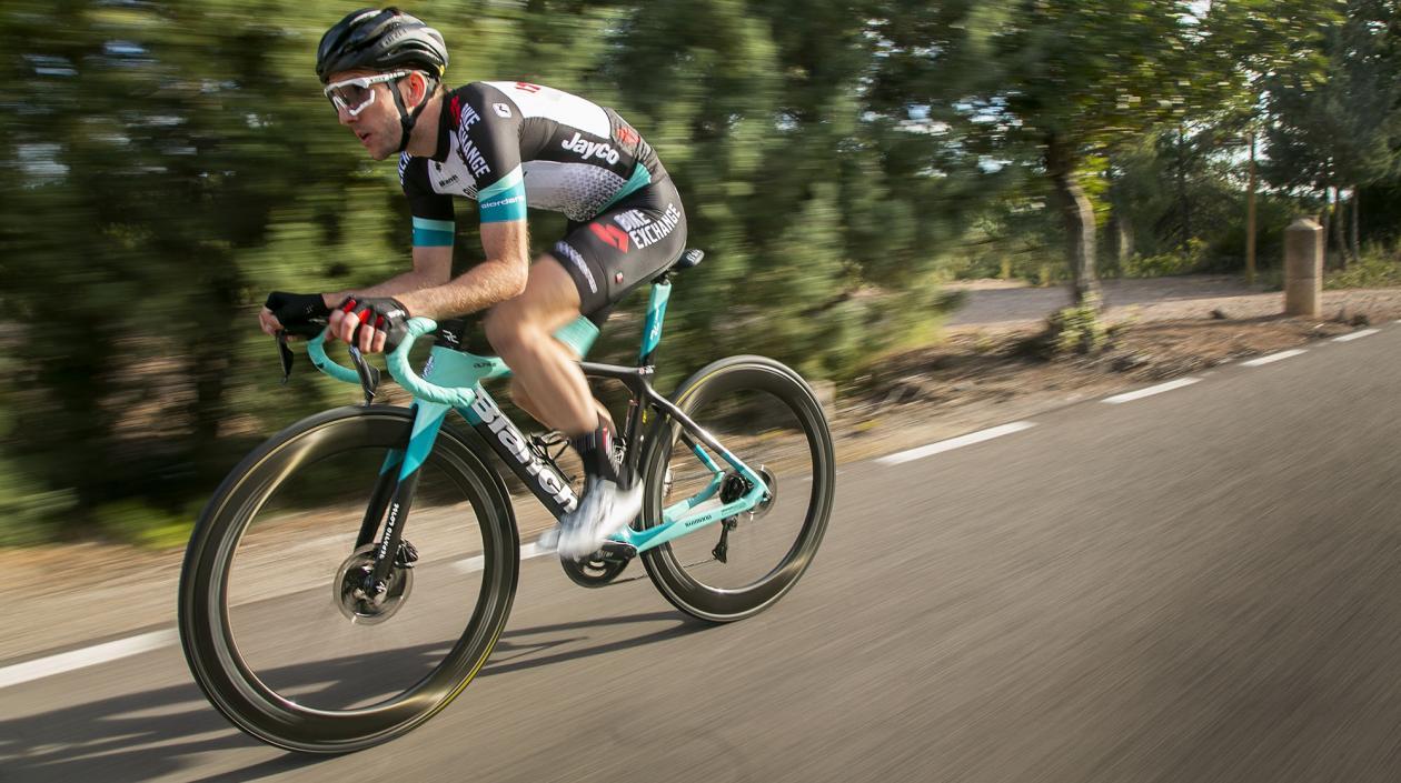 Simon Yates luce los nuevos colores del equipo. 