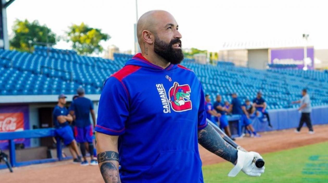 Sandy León, receptor de los Caimanes. 