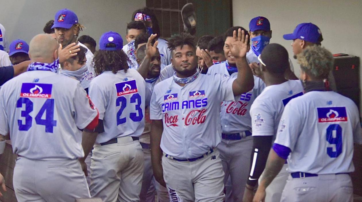 Caimanes celebra tras anotar.