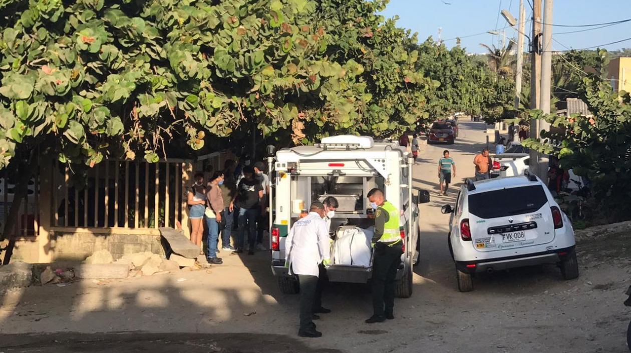 Personal de la Sijín en el levantamiento del cuerpo de la persona que se ahogó en Salgar.