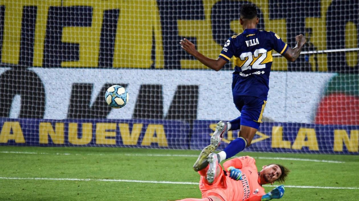 Sebastián Villa anotando para Boca Juniors.