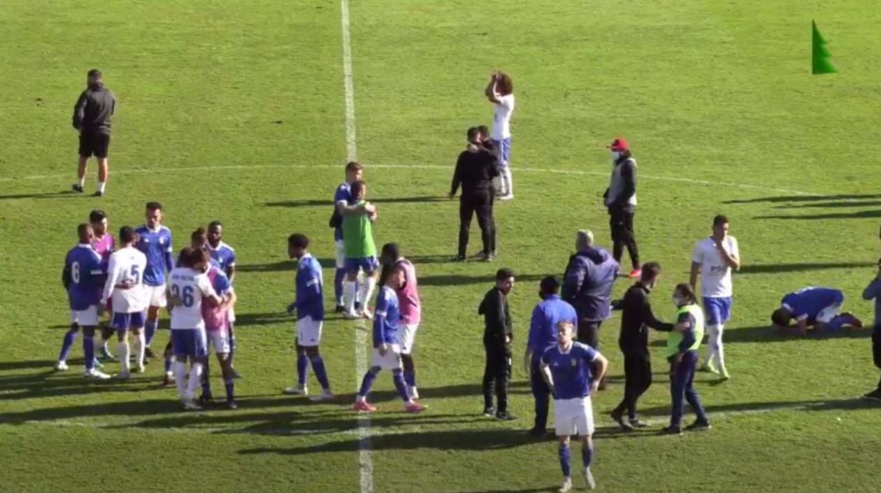 Jugadores mientras atienden a Alex Apolinário. 