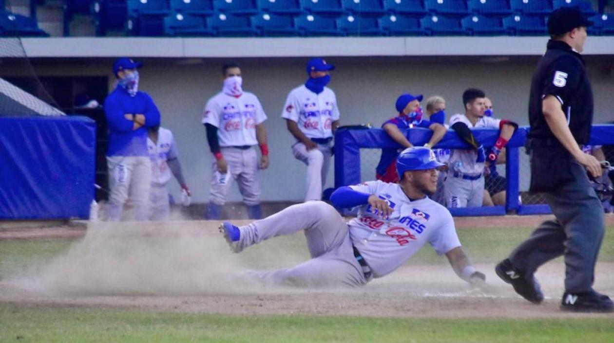 Harold Ramírez anotó una carrera para Caimanes.