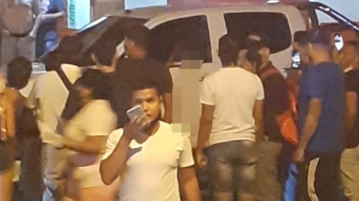 La víctima murió al interior de la camioneta. 