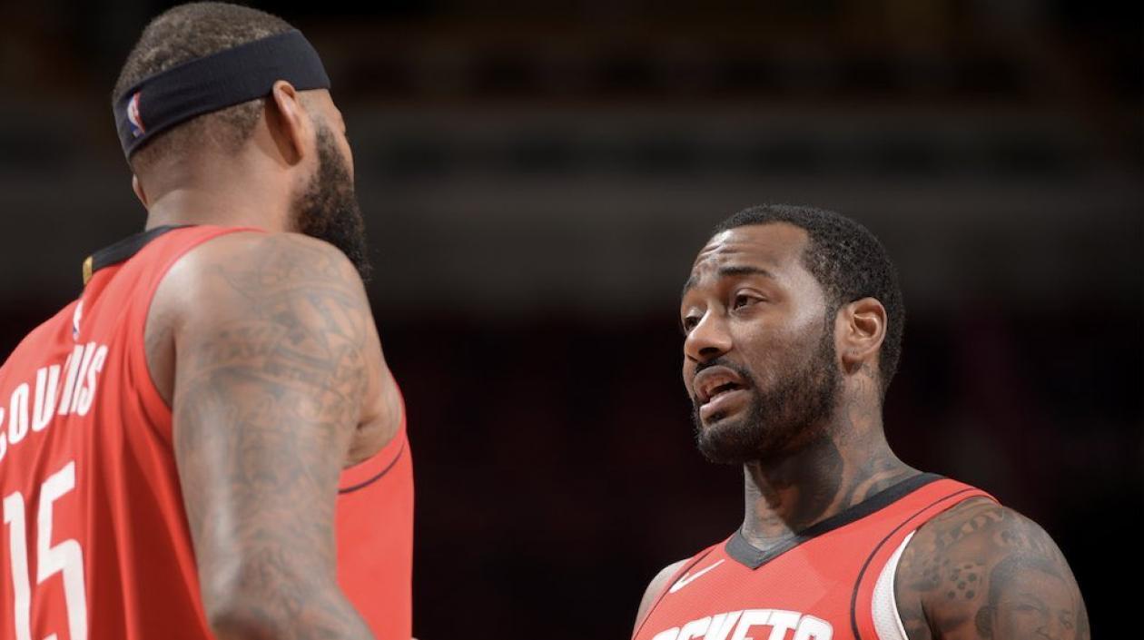 Jhon Wall con un compañero, durante el juego. 