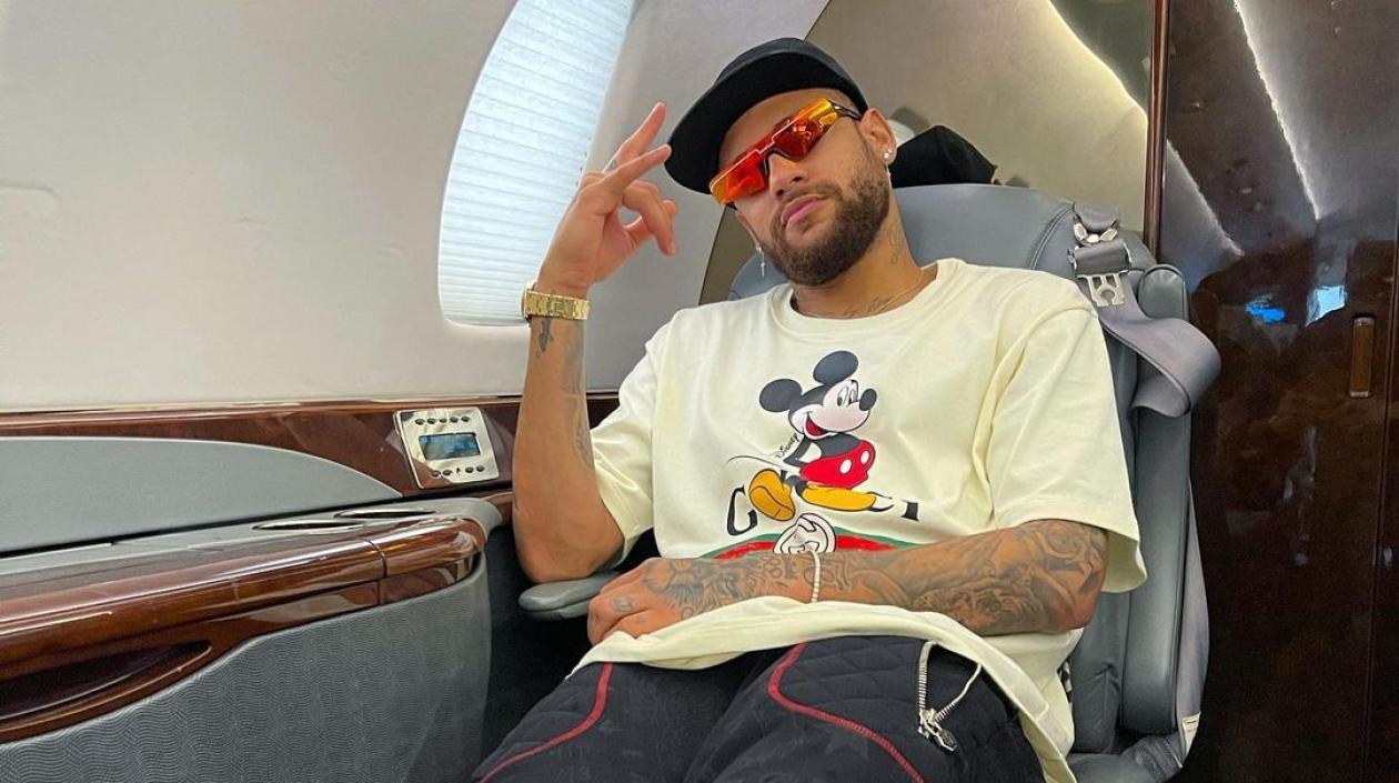 Neymar en el avión de vuelta a París. 