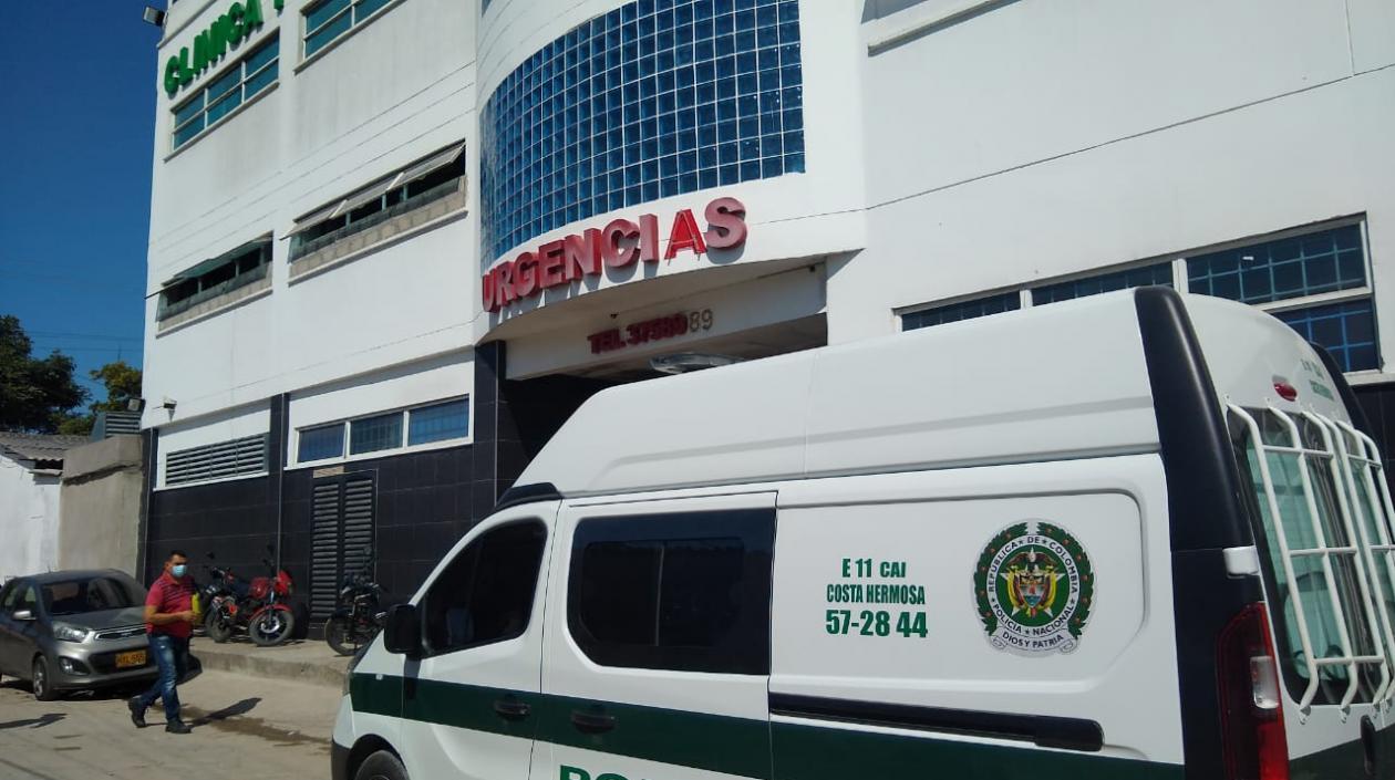 La Policía llegó a la Clínica Porvenir a indagar más detalles de lo ocurrido. 