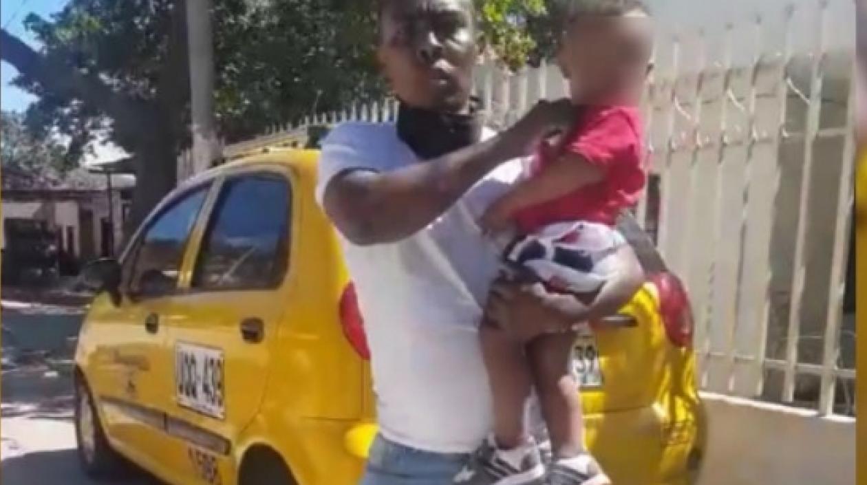 Marlon Enrique Lara Pacheco y su hijo.