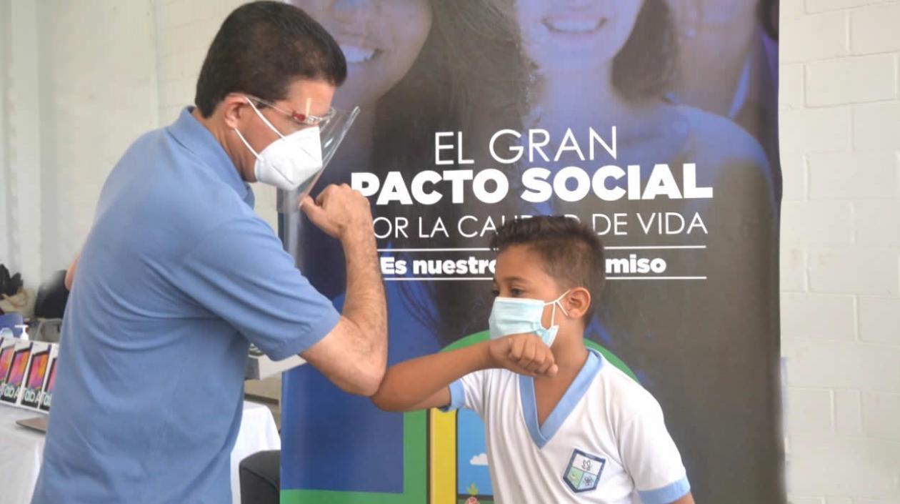 El Alcalde Rodolfo Ucrós en una jornada con estudiantes soledeños.