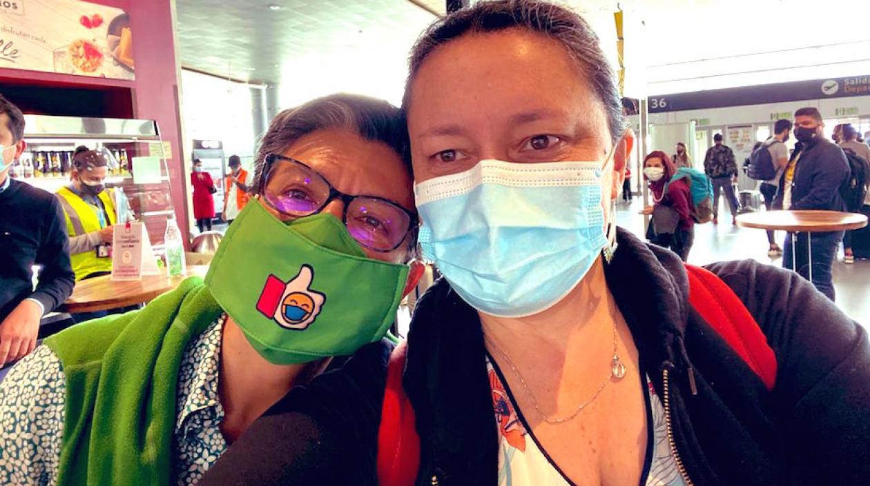 La Alcaldesa Claudia López con su pareja, la Senadora Angélica Lozano.