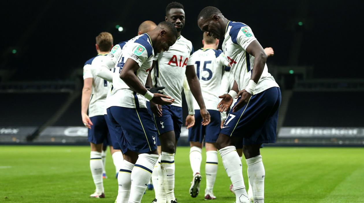 Davinson Sánchez celebra con sus compañeros. 