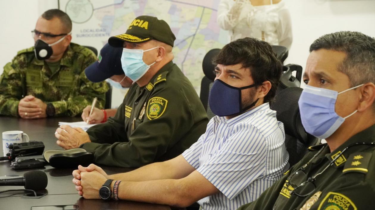 El alcalde Jaime Pumarejo con los comandantes de Policía, saliente y entrante.