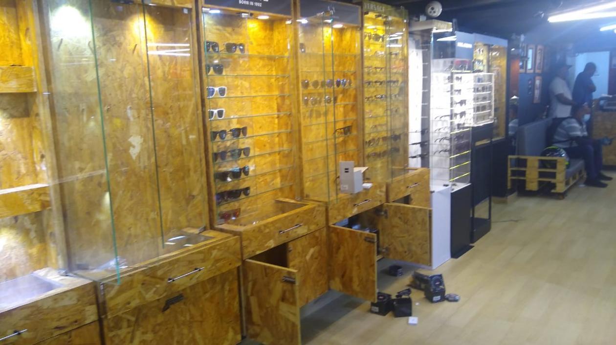 Así quedaron los estantes de la relojería en el norte de Barranquilla: los ladrones se llevaron todo.