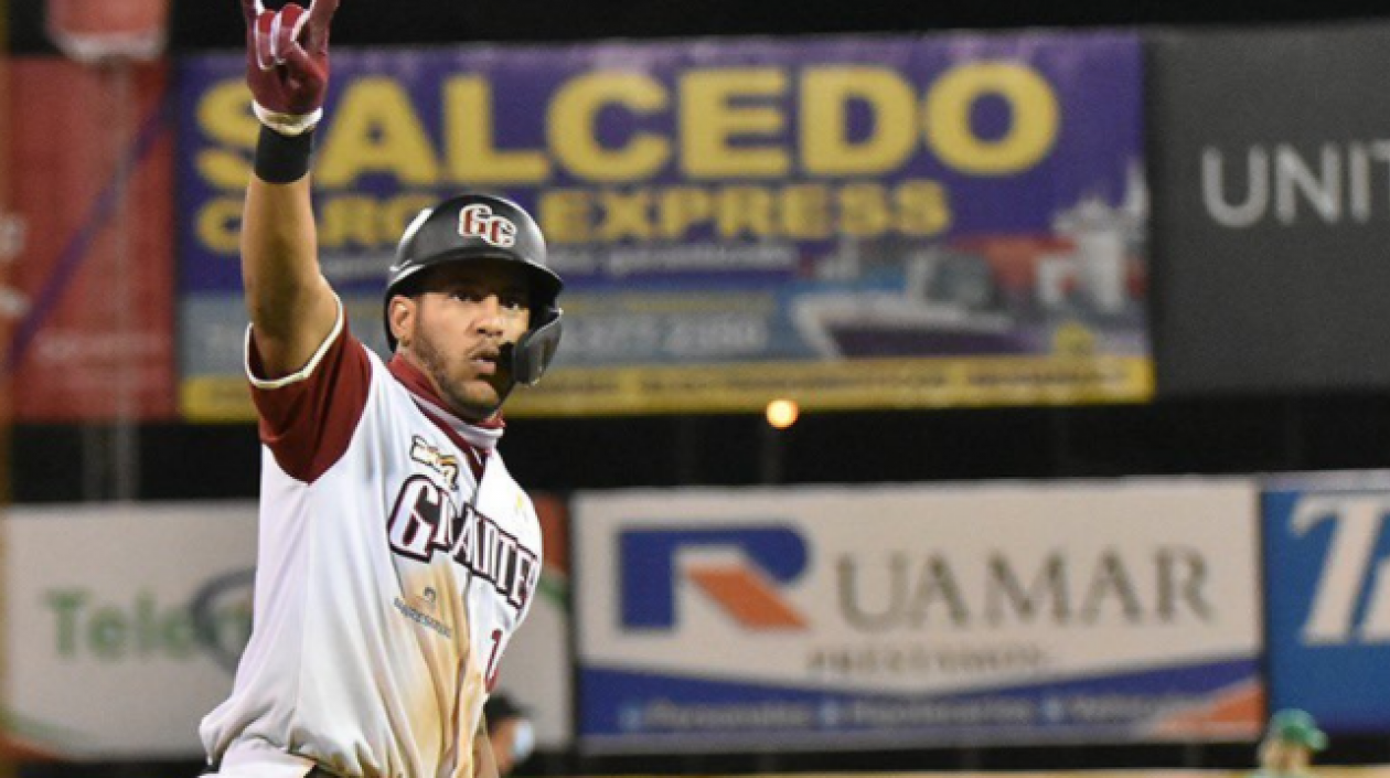 José Sirí fue el héroe del juego al conectar el batazo ganador. 