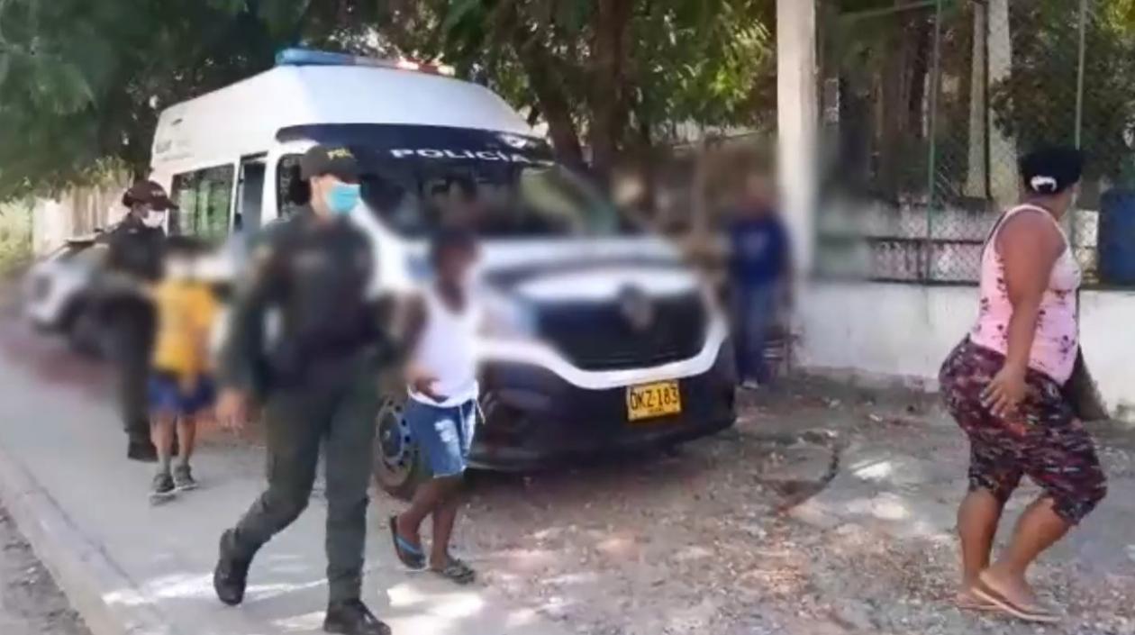 Policía de Infancia y Adolescencia de Cartagena traslada a niños y a sus madres a la comisaría.