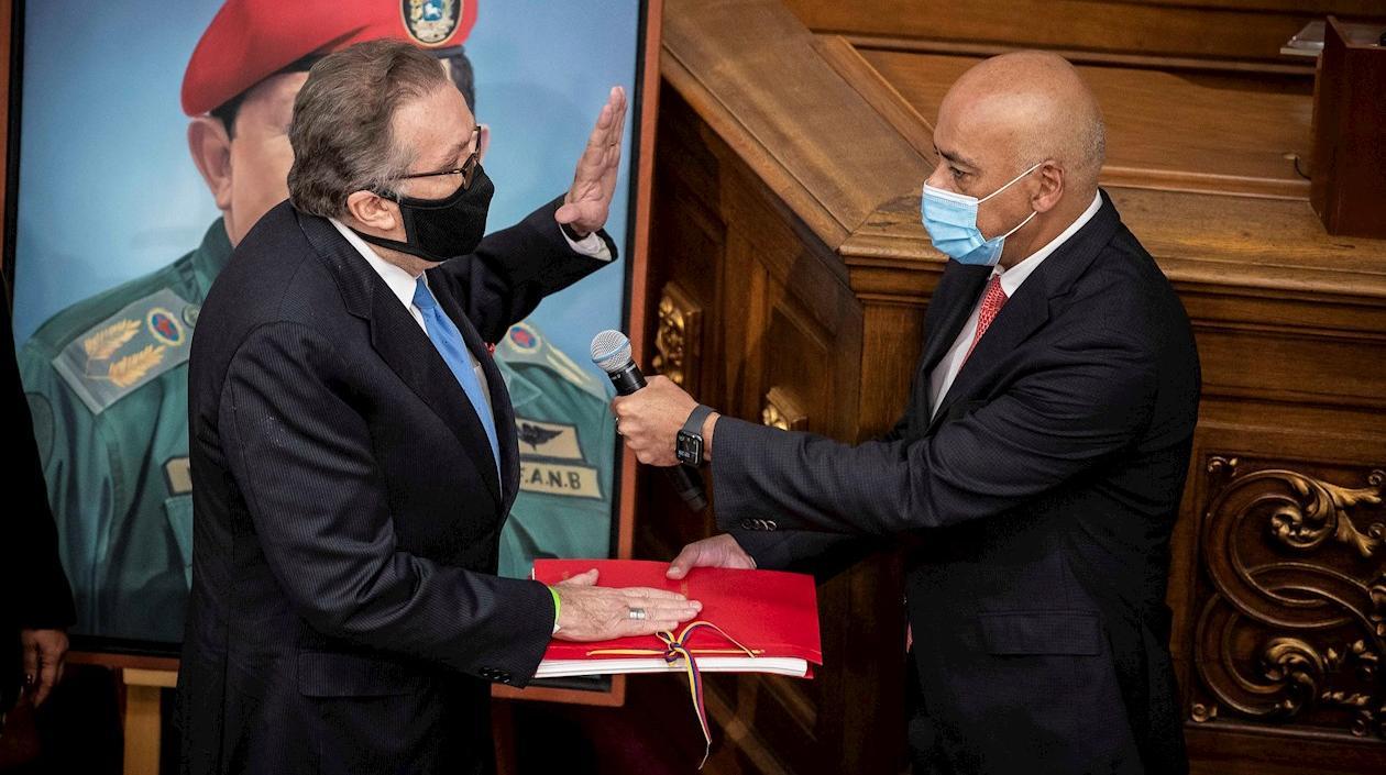 El presidente de la Asamblea Nacional Jorge Rodríguez (derecha).