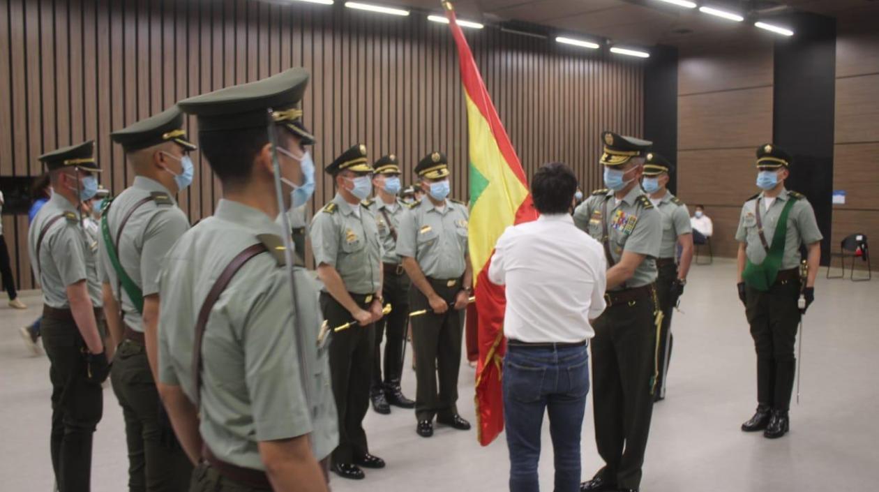 El General Diego Hernán Rosero recibe la bandera de Barranquilla.