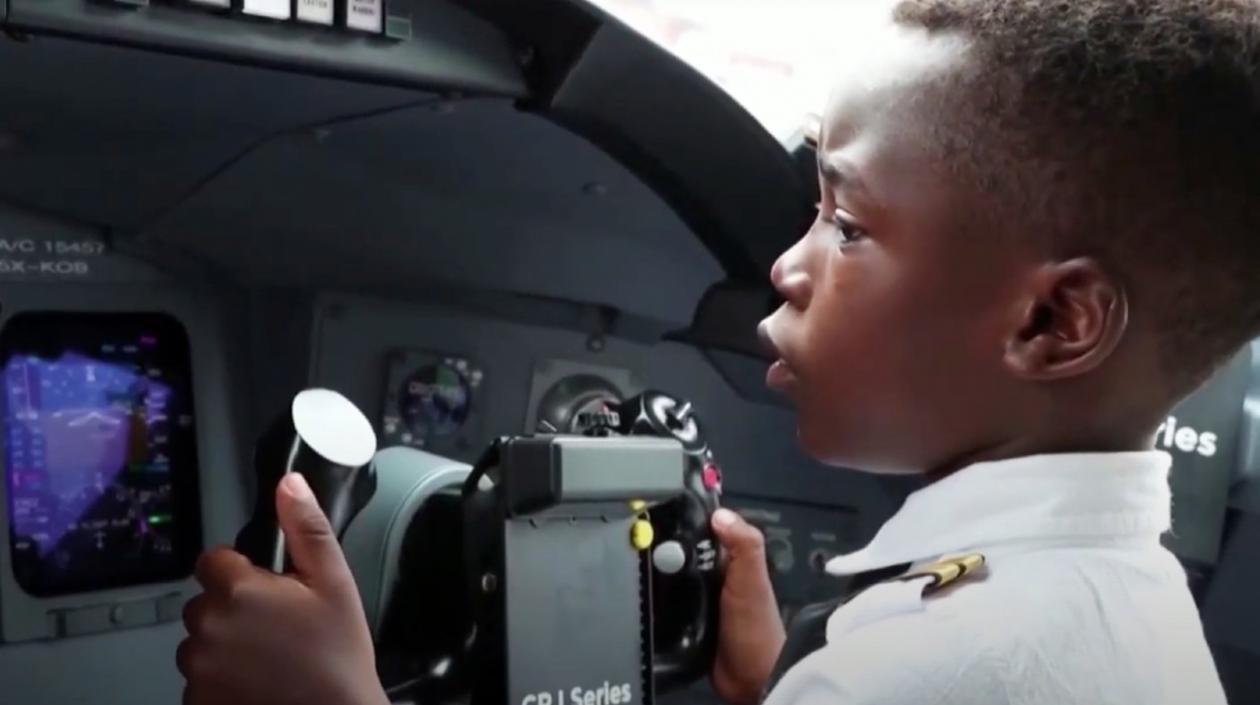 Graham Shema en la cabina de un avión Cesna. 