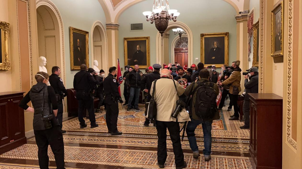 Los seguidores del mandatario al interior del Capitolio.