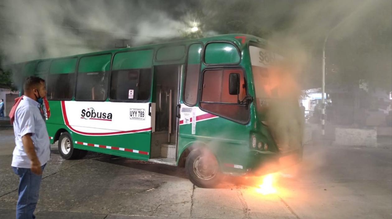 El vehículo envuelto en llamas.