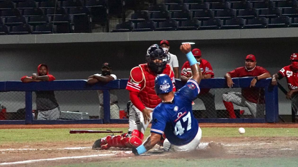 Harold Ramírez anota la primera carrera del partido. 