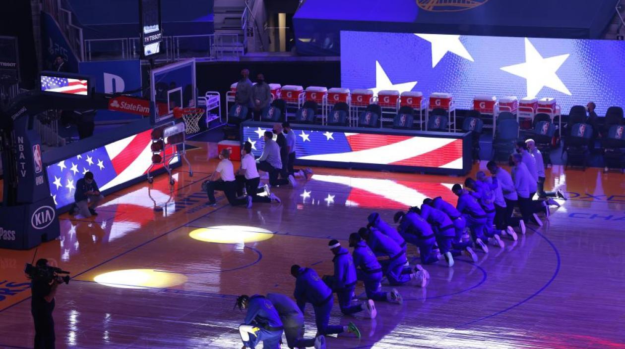 Jugadores de los Golden State Warriors rinden tributo a la democracia. 