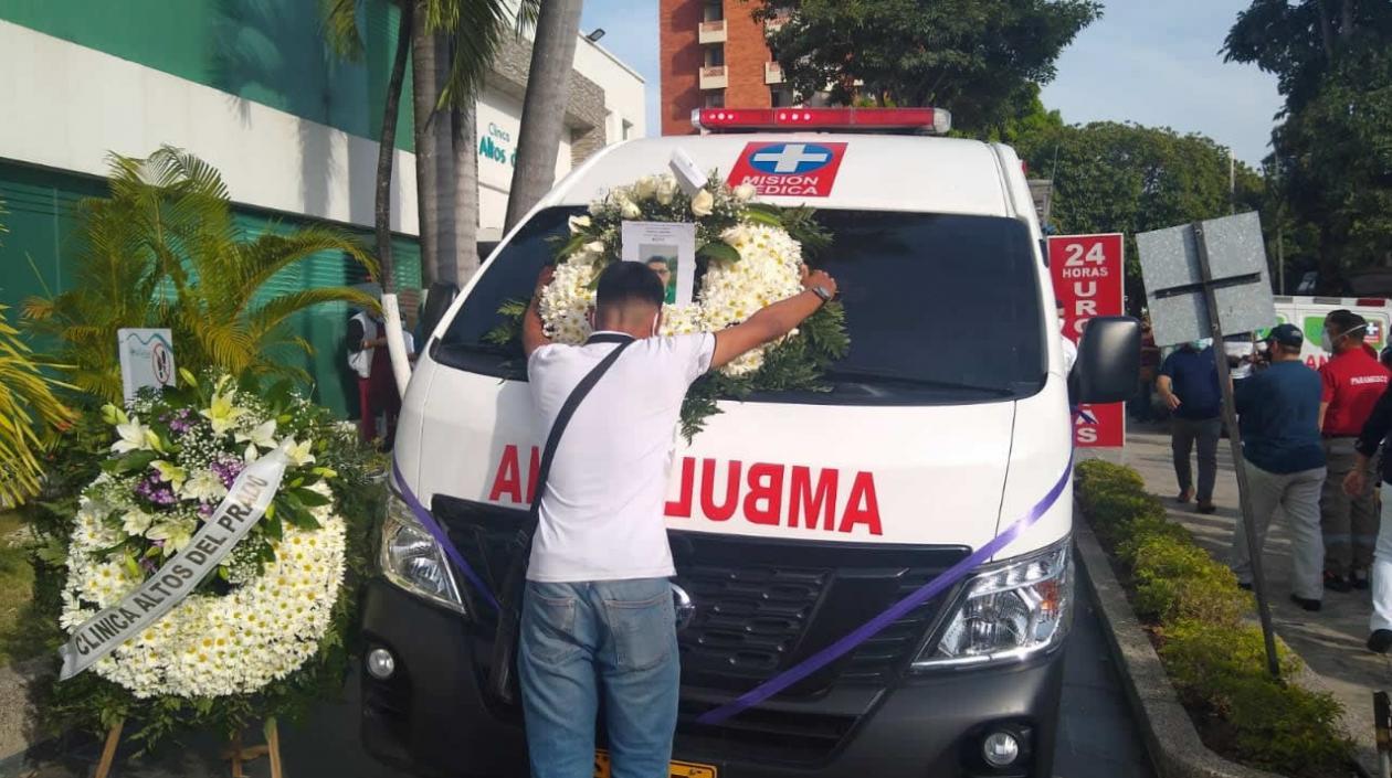 Sepelio de paramédico muerto por Covid-19.
