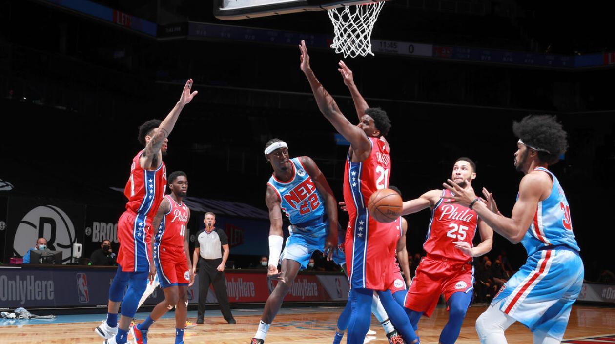 Acción del juego entre Nets y Sixers. 