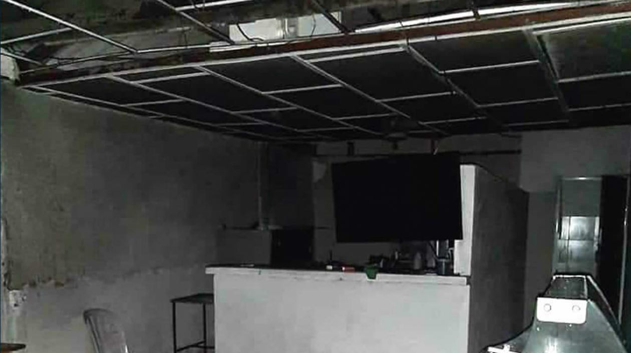 Cielo raso destruido por las llamas.