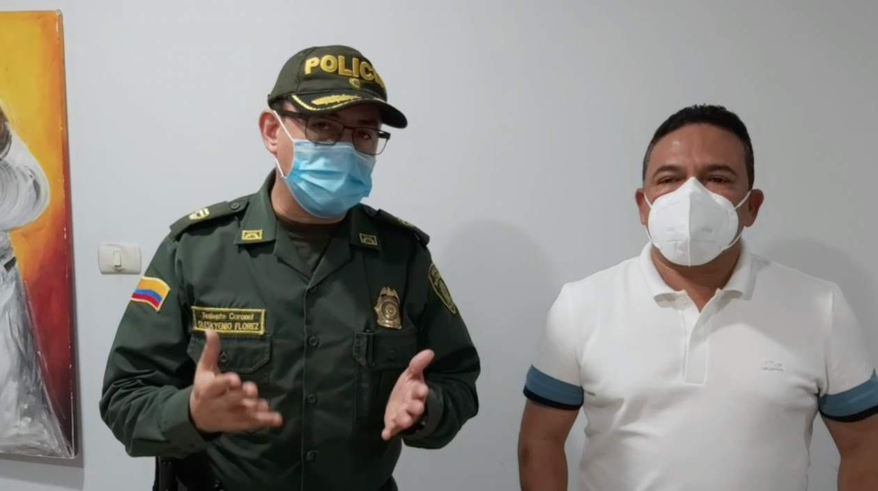 Coronel Oleskyenio Flórez y el Alcalde de Puerto Wilman Vargas.