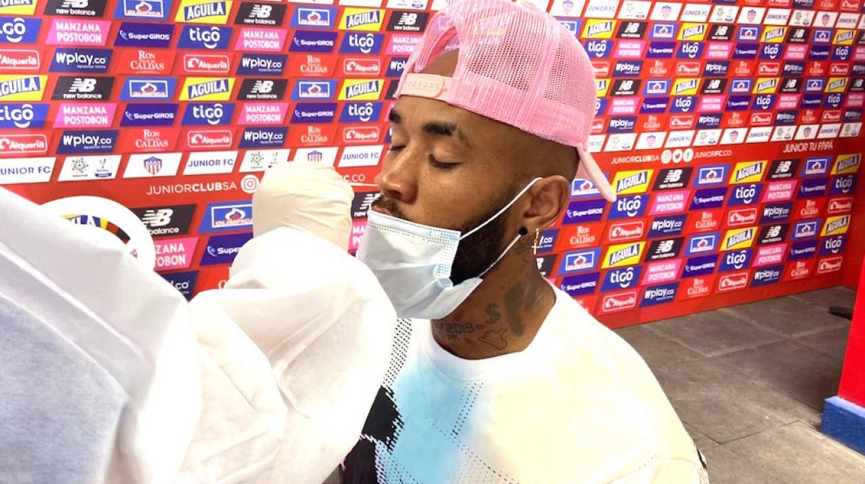 Freddy Hinestroza sometiéndose a los exámenes.