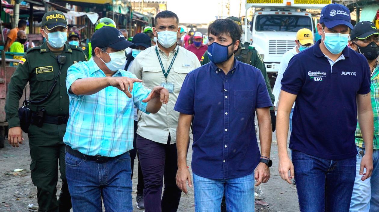 El Alcalde Jaime Pumarejo recorriendo las vías del sector.