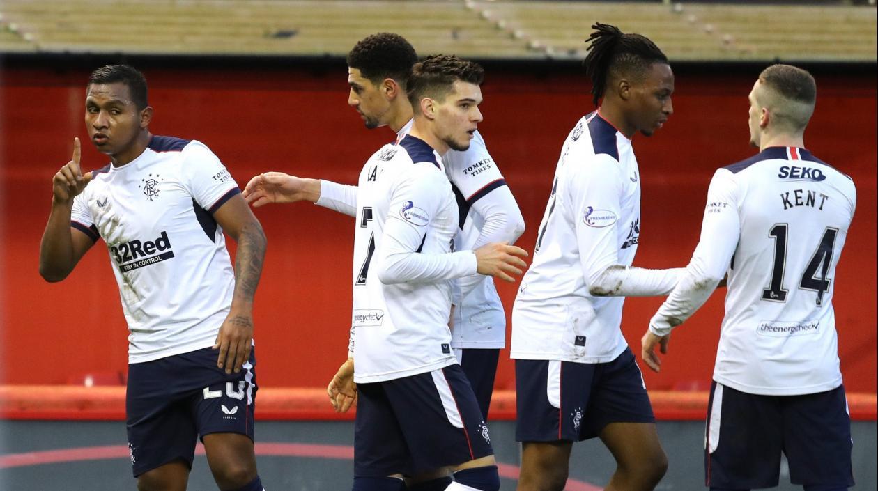 Alfredo Morelos, delantero colombiano, celebra con sus compañeros. 