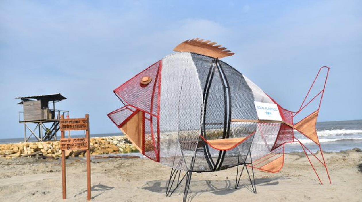 Esta es una caneca traga plástico de 3.5 metros.