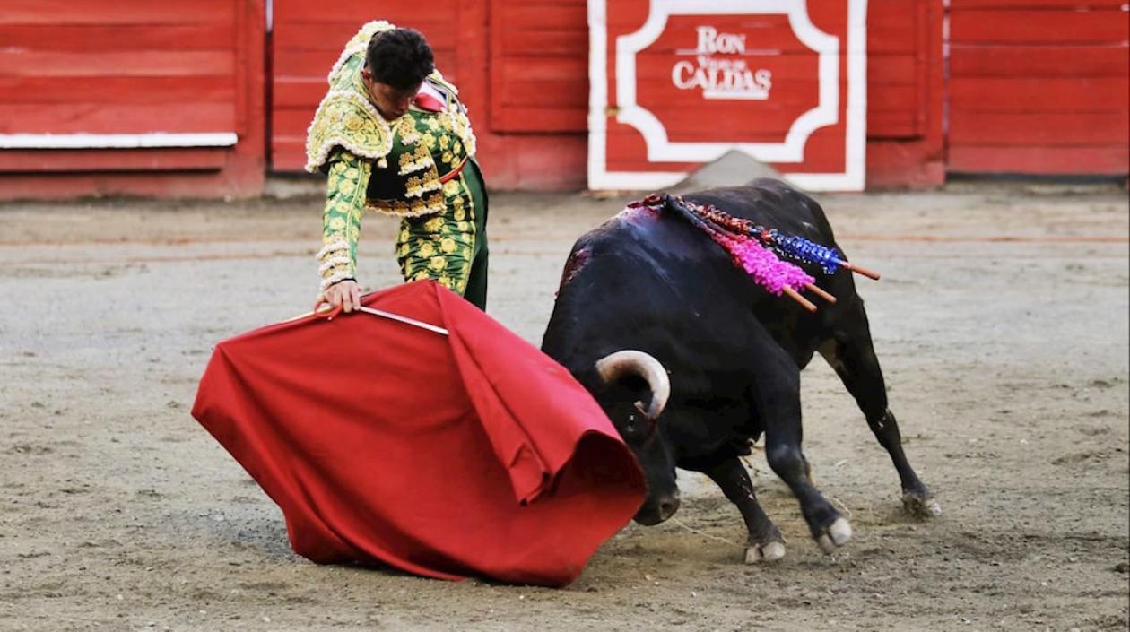 El torero colombiano Cristóbal Pardo durante la lidia de un toro.