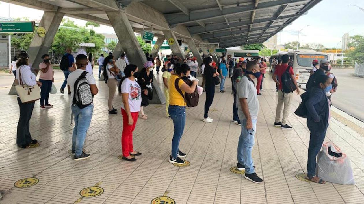 Distanciamiento de usuarios en las estaciones.