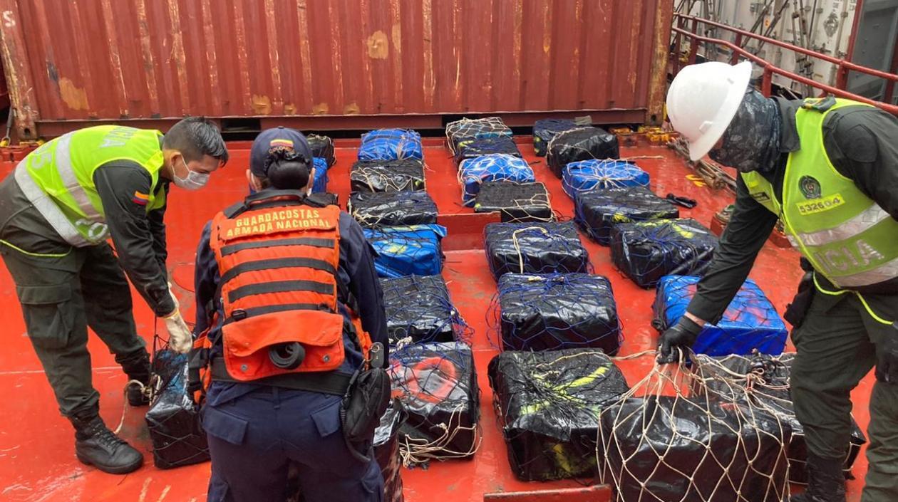 Hombres de la Policía y la Armada durante la incautación de la droga.