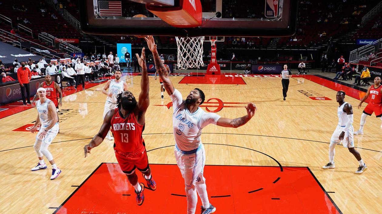Anthony Davis defiende ante un intento de James Harden. 