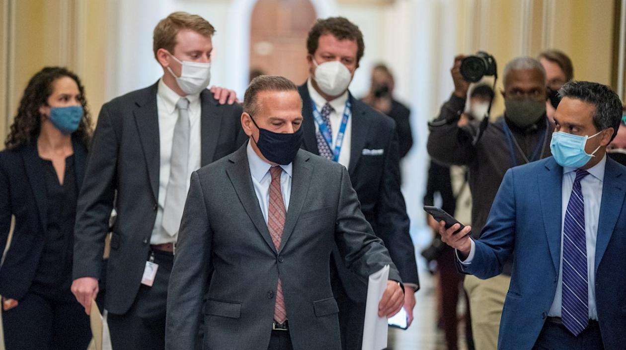 El representante demócrata de Rhode Island, David Cicilline, habla con los medios de comunicación después de escribir un artículo de juicio político contra el presidente de los Estados Unidos, Donald J. Trump.