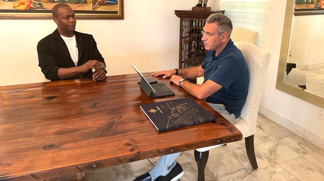 Édgar Rentería durante la entrevista con el periodista Jorge Cura.