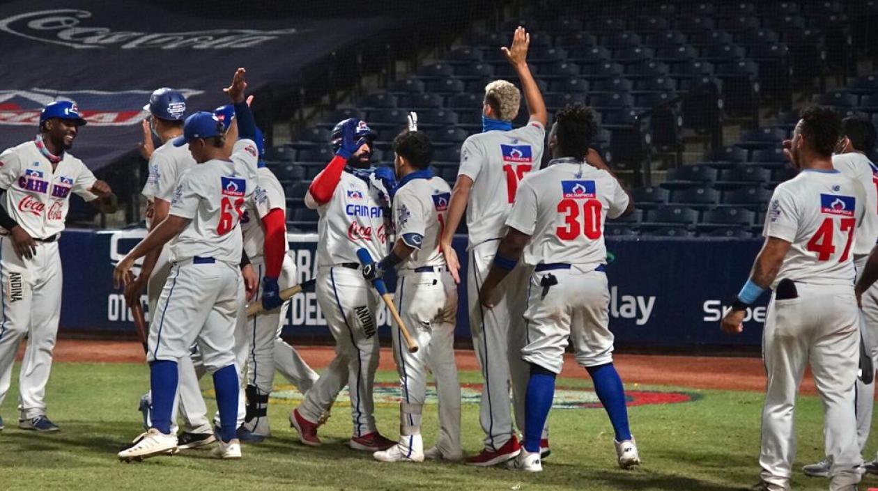 Sandy León celebra con sus compañeros luego del cuadrangular