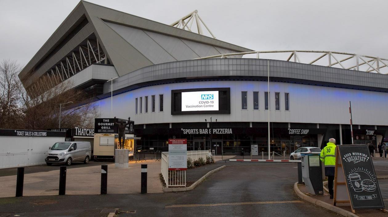 Centro de vacunación en Bristol.