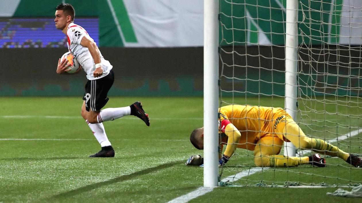 El barranquillero Rafael Santos Borré celebrando el segundo gol del descuento.