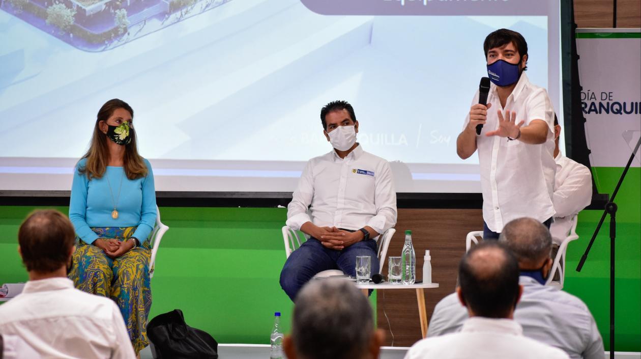 El alcalde y la vicepresidenta en la presentación del Plan de Reactivación para Vendedores Informales.